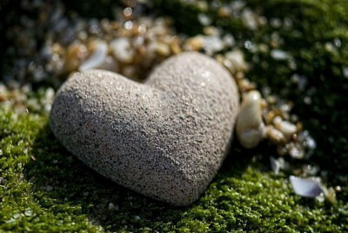 Сердце камень песня слушать. Каменное сердце. Сердце камень. Камень сердечко. Сердечко из камней.